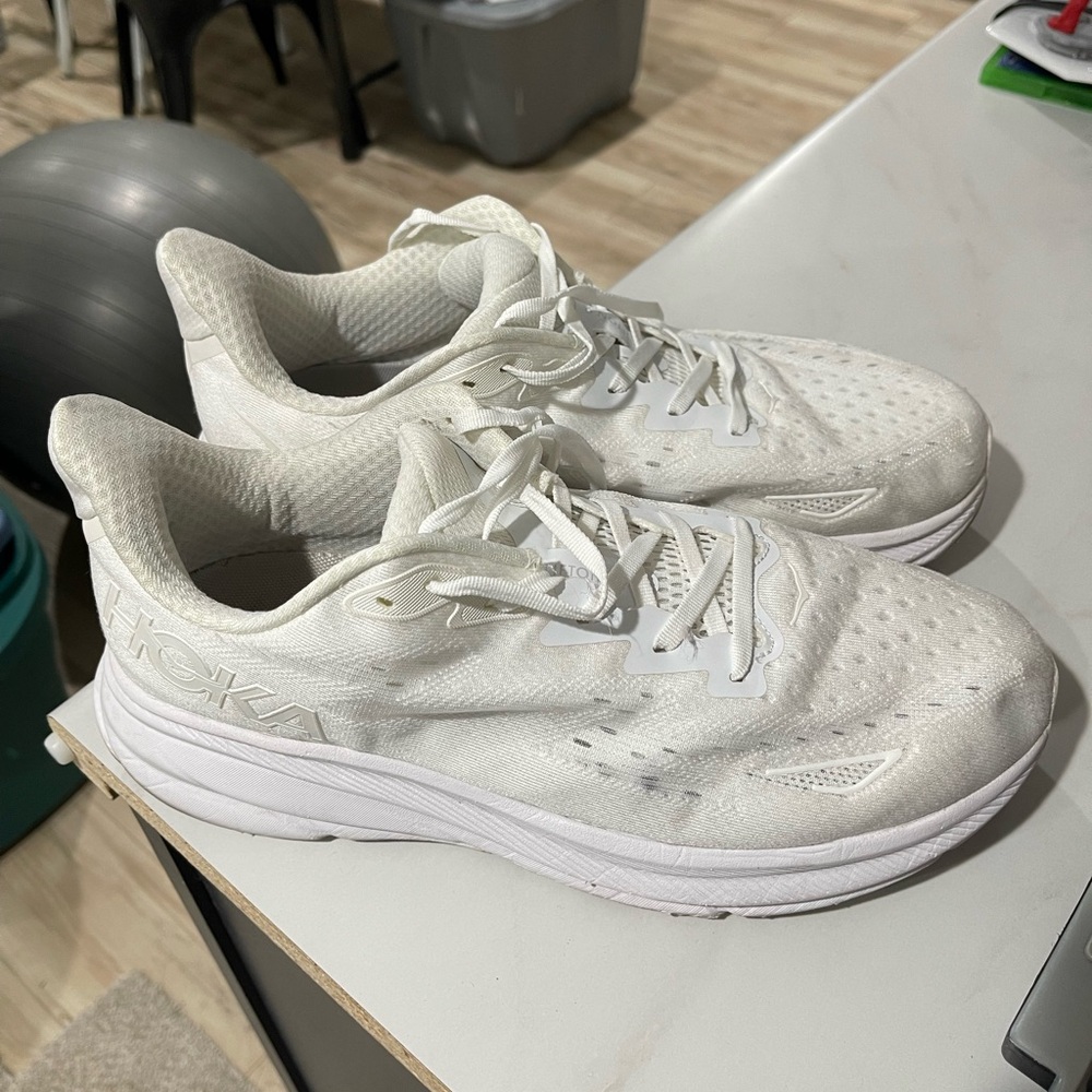 HOKA Clifton 9 - White Size 11.5